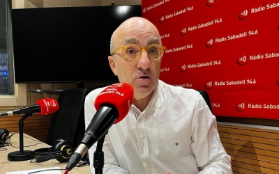 Josep Escartín, als estudis de Ràdio Sabadell
